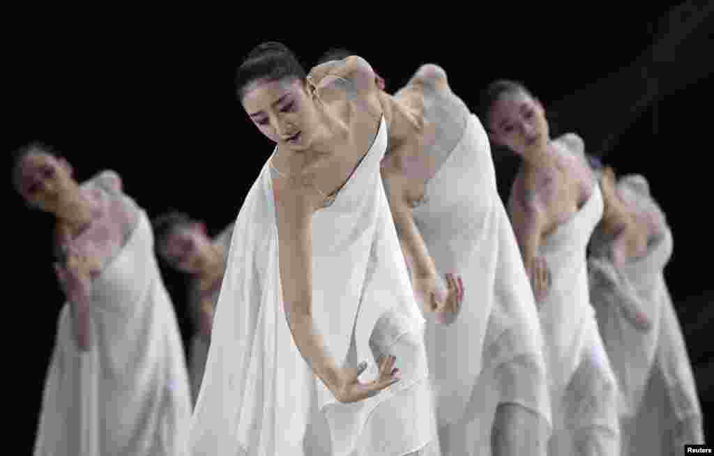 សមាជិក​នៃ​ក្រុម​របាំ​បាល់ឡេ ​National Ballet of China របស់​ចិន​សម្តែង​ឈុត The Peony Pavilion។ ​នេះ​ជា​ផ្នែក​មួយ​នៃ​ពិព័រណ៍​បង្ហាញ​ពី​សិល្បៈ Out of Asia 2 នៅ​មហោស្រព Sadler's Wells ក្នុង​ក្រុង​ឡុងដ៍ ប្រទេស​អង់គ្លេស។