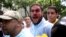 Archivo. El diputado opositor Juan Requesens (centro) es retirado por su colega José Manuel Olivares (derecha) después de ser herido por partidarios del gobierno, durante protestas en la oficina del defensor del pueblo en Caracas, Venezuela, el 3 de abril de 2017. 