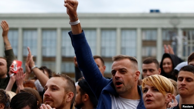 白俄罗斯反对派人士在首都明斯克的独立广场举行示威。(2020年8月25日)