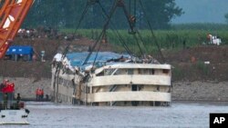 5일 구조 요원들이 중국 양쯔강에서 침몰한 유람선을 기중기로 끌어올리고 있다.