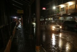 La lluvia y el viento del huracán Rick impactaron partes de la costa del Pacífico mexicano el domingo por la noche, cerca de Acapulco, en Zihuatanejo, en el estado de Guerrero, México, el 24 de octubre de 2021.