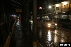 La lluvia y el viento del huracán Rick impactaron partes de la costa del Pacífico mexicano el domingo por la noche, cerca de Acapulco, en Zihuatanejo, en el estado de Guerrero, México, el 24 de octubre de 2021.
