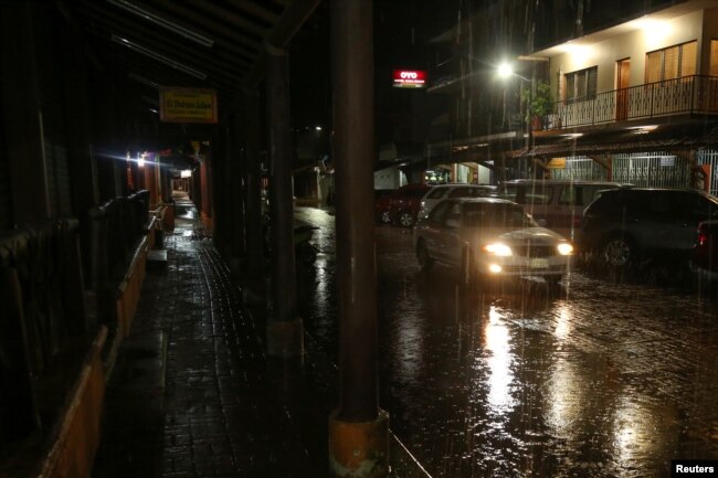 La lluvia y el viento del huracán Rick impactaron partes de la costa del Pacífico mexicano el domingo por la noche, cerca de Acapulco, en Zihuatanejo, en el estado de Guerrero, México, el 24 de octubre de 2021.