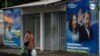 Una mujer camina en Managua frente a vallas promocionales en favor del presidente Daniel Ortega y su esposa, la vicepresidente Rosario Murillo, el 8 de noviembre de 2021. Foto: Houston Castillo. VOA.