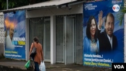 Una mujer camina en Managua frente a vallas promocionales en favor del presidente Daniel Ortega y su esposa, la vicepresidente Rosario Murillo, el 8 de noviembre de 2021. Foto: Houston Castillo. VOA.