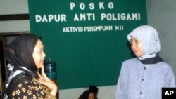 Dua perempuan sedang berbincang di stan Kongres ke-31 Nahdlatul Ulama (NU), di Boyolali, Jawa Tengah, 30 November 2004. (Foto: AP/dok)