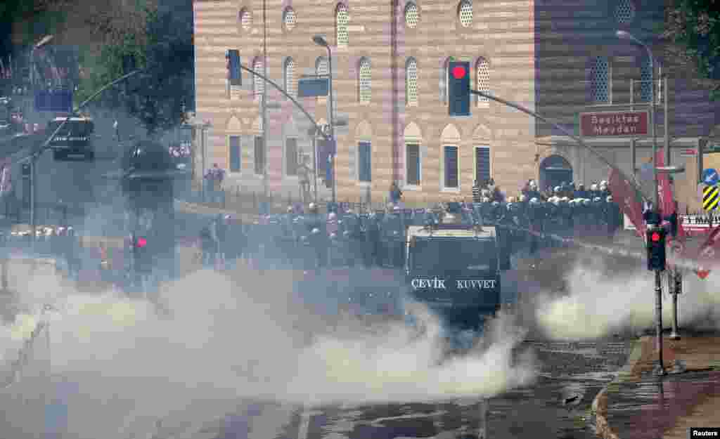 Turkish riot police clash with May Day protesters in central Istanbul, May 1, 2013. 