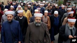 Clérigos sunís libaneses marchan frente a la embajada rusa en Beirut, durante una protesta en solidaridad con los residentes de Ghouta.