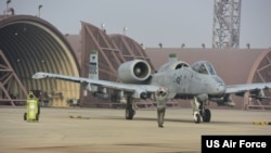 2025년 1월 21일 대한민국 오산 공군 기지에 쌍매훈련(Buddy Squadron)에 동원된 미 공군 A-10 ‘썬더볼트’가 세워져 있다.