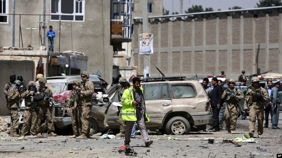 Serangan bunuh diri Taliban di dekat bandara Kabul, Afghanistan, Minggu (17/5). Taliban menyerang kantor pemerintah di provinsi Uruzgan Senin (18/5) dini hari.