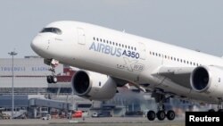 Pesawat Airbus A350 lepas landas dari kantor pusat perusahaan itu di Colomiers dekat Toulouse, Perancis, 27 September 2019.