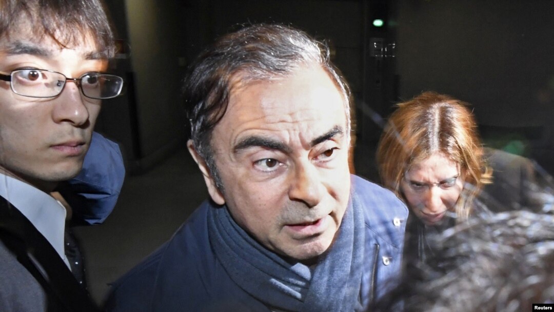 Mantan Pemimpin Perusahaan Nissan Motor, Carlos Ghosn meninggalkan kantor pengacaranya di Tokyo, Jepang, 3 April 2019. (Foto: Kyodo via REAUTERS).
