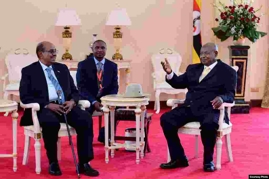 Rais Yoweri Museveni akimkaribisha Rais Omar al Bashir