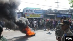 Pemasangan Plakat Kawasan Bebas Lokalisasi Prostitusi Dolly Diwarnai Bentrok Warga dengan Aparat