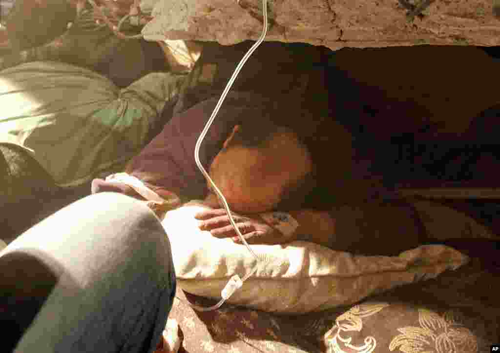 A man receives serum as he waits to be rescued under a collapsed building in Ercis, near the eastern Turkish city of Van, late October 23, 2011. (Reuters)