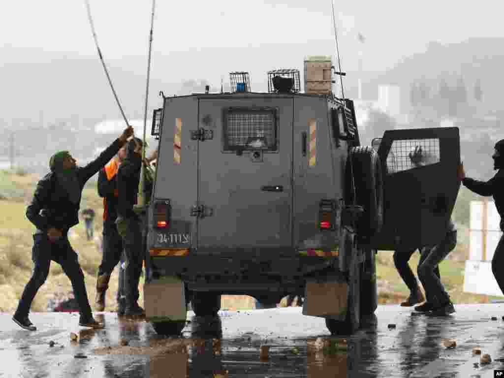 حمله تظاهر کنندگان فلسطینی به یک خودرو نظامی اسرائیلی در دهکده &rdquo;نابی ساله&ldquo; در کرانه باختری رود اردن. آنها به شهرکسازی در نزدیکی محل زندگی شان معترضند.