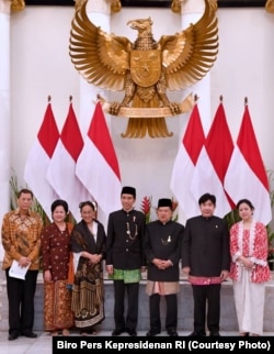 Presiden Jokowi dan Wapres Jusuf Kalla berfoto bersama keluarga Bung Karno dan keluarga Bung Hatta di dalam Gedung Pancasila, Kementerian Luar Negeri, Jakarta, 1 Juni 2017. (Foto: VOA/Andylala)