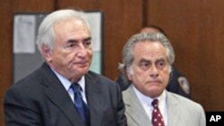 دومينیک استراسخان، رئیس پیشین صندوق بینالمللی پول، (چپ) در کنار وکيل خود در دادگاه