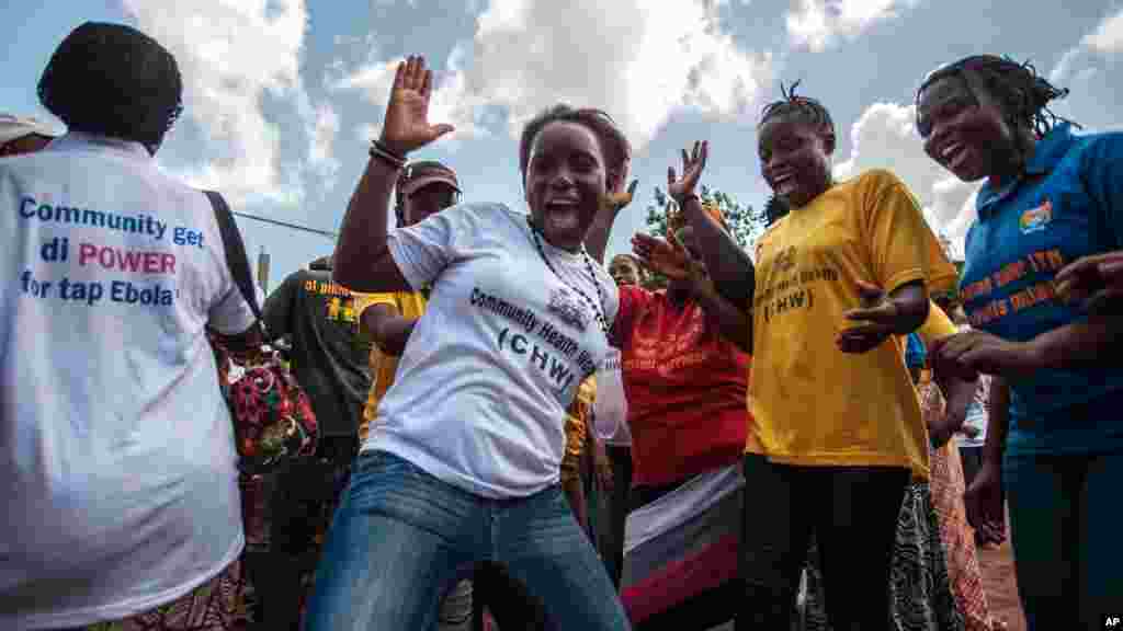 Des femmes jubilent à l&rsquo;annonce de la fin de l&rsquo;épidémie d&rsquo;Ebola à Freetown, Sierra Leone, 7 novembre 2015. (AP Photo/Aurelie Marrier d&#39;Unienvil)