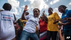 Des femmes célèbrent la fin déclarée d'Ebola à Freetown en Sierra Leone, le 7 novembre 2015.