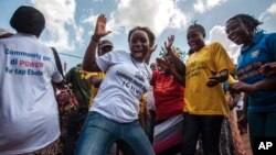 Des femmes célébrant la disparition du virus Ebola en Sierra Leone, le 7 novembre 2015. Source : AP