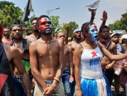 Mahasiswa Papua dari Jakarta, Tangerang dan Bogor menggelar unjuk rasa di depan istana presiden, Kamis, 22 Agustus 2019. (Foto: VOA / Fathiyah)