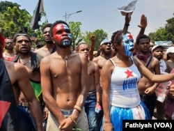 Mahasiswa Papua dari Jakarta, Tangerang dan Bogor menggelar unjuk rasa di depan istana presiden, Kamis, 22 Agustus 2019. (Foto: VOA / Fathiyah)