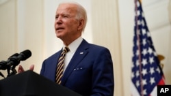 Presiden Joe Biden menyampaikan pidato tentang ekonomi di Ruang Makan Negara Gedung Putih, Jumat, 22 Januari 2021, di Washington. (Foto: AP/Evan Vucci)