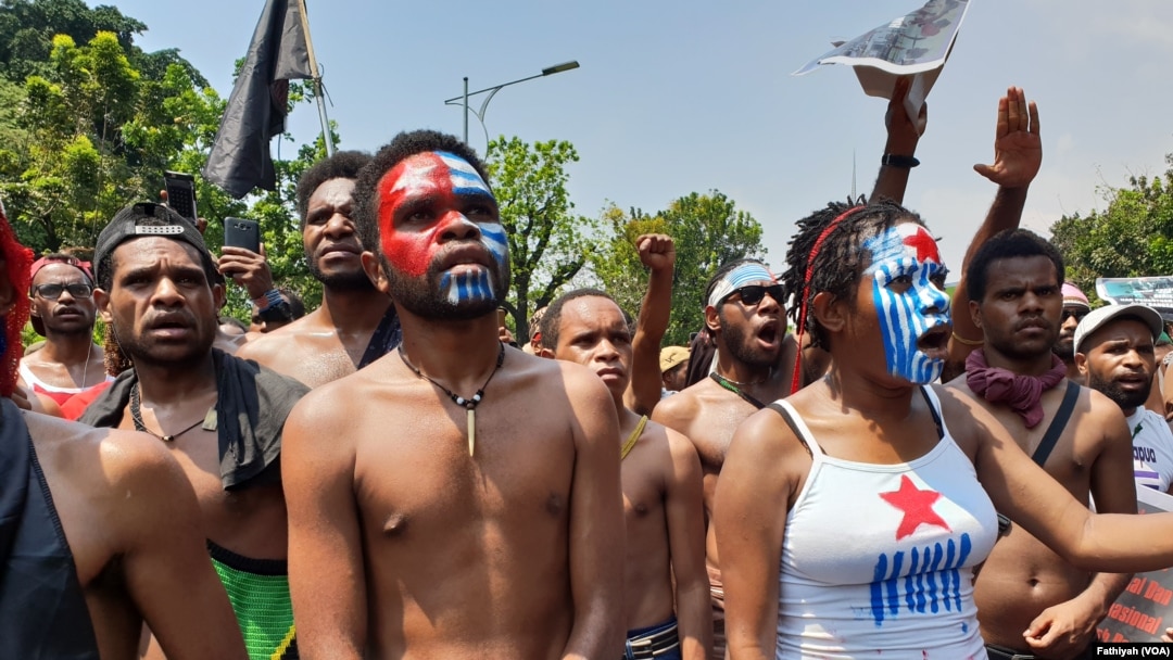 Mahasiswa Papua dari Jakarta, Tangerang dan Bogor menggelar unjuk rasa di depan istana presiden, Kamis, 22 Agustus 2019. (Foto: VOA / Fathiyah)