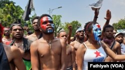 Mahasiswa Papua dari Jakarta, Tangerang dan Bogor menggelar unjuk rasa di depan istana presiden, Kamis, 22 Agustus 2019. (Foto: VOA / Fathiyah)