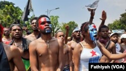 Mahasiswa Papua dari Jakarta, Tangerang dan Bogor saat menggelar unjuk rasa di depan istana presiden, Kamis, 22 Agustus 2019. (Foto: VOA / Fathiyah)