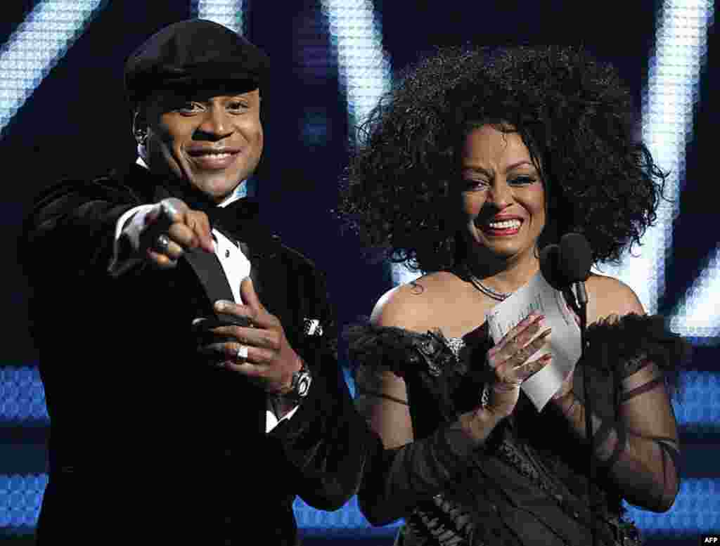 LL Cool J (trái) và Diana Ross trên sân khấu trao giải thưởng về tập nhạc trong năm trong lễ trao giải Grammy lần thứ 54 (AP/Matt Sayles)