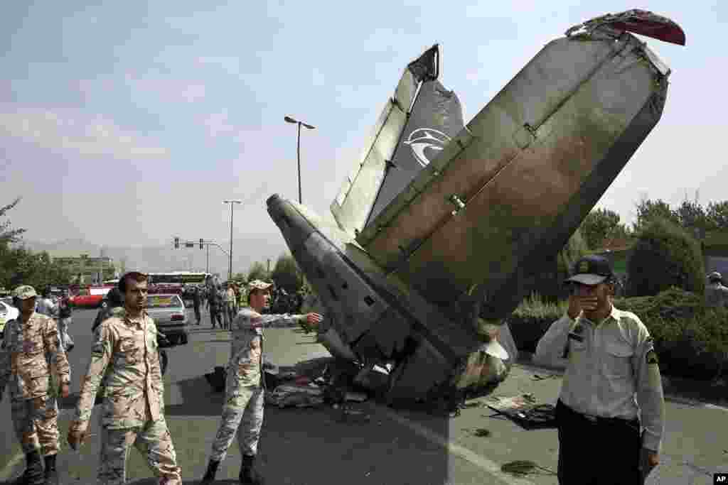 تحقیقات مأموران پلیس و سپاه در محل سقوط هواپیما - تهران، ۱۹ مرداد ۱۳۹۳