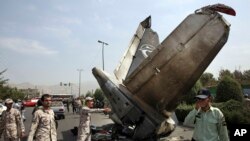 이란 군과 경찰이 여객기 추락현장을 조사하고 있다