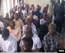 Residents gather to discuss the recent gang violence in Douala, March 16, 2017. (M.E. Kindzeka/VOA)