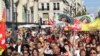 成千上万法国人示威 抗议养老金改革