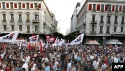 Policia greke boshatis sheshin e protestuesve