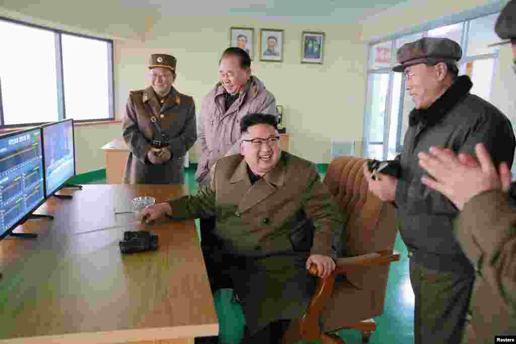 북한 김정은 국무위원장이 18일 서해위성발사장에서 실시한 신형 고출력 로켓엔진 지상분출실험을 참관했다.