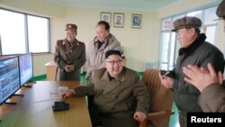 Ông Kim Jong Un chứng kiến vụ thử nghiệm động cơ tên lửa hôm 19/3.