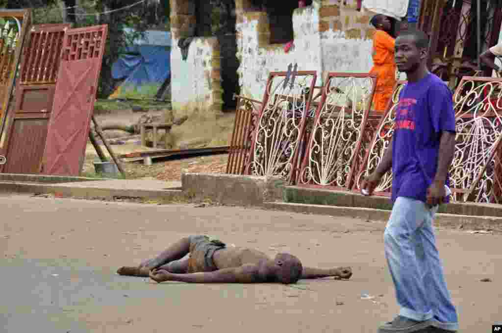 Locals suspect the unattended man in the street died from the deadly Ebola virus even though the government warns the public not to leave Ebola victims in the streets, in&nbsp; Monrovia, Liberia, Aug. 5, 2014.