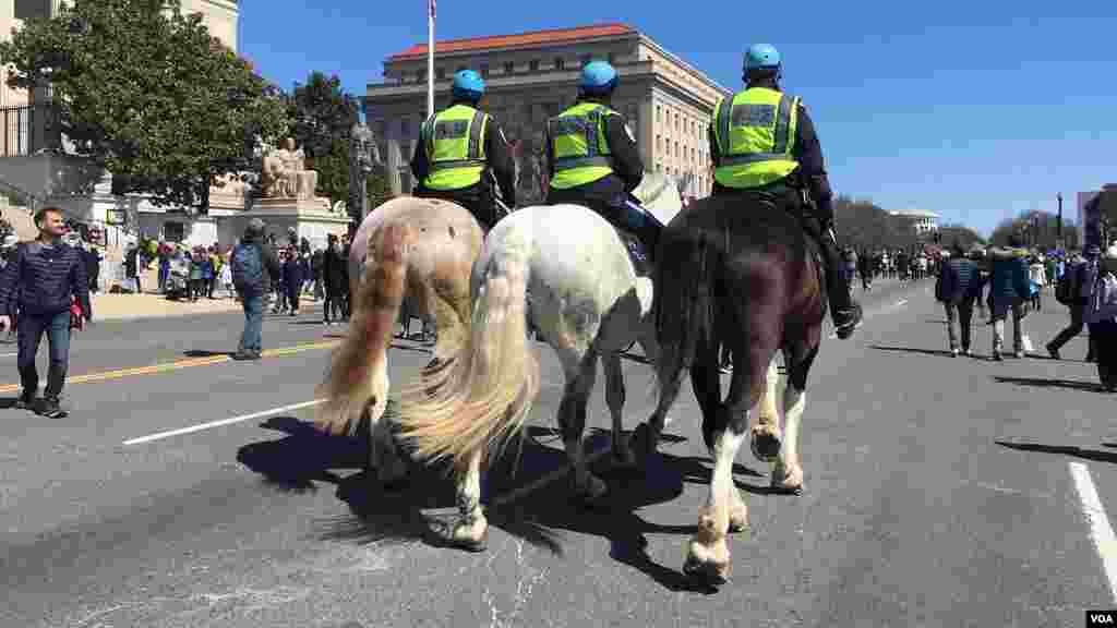 Des policiers à cheval encadrent la manifestation à Washington DC, 24 mars 2018. 