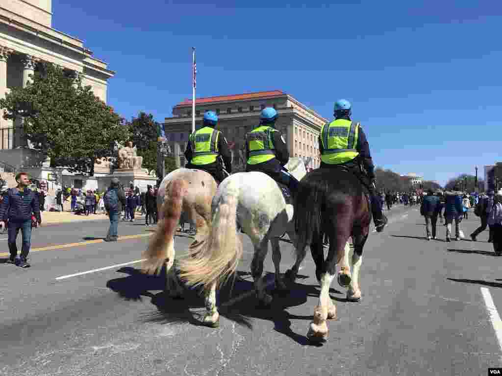 La seguridad fue extrema pero no obstaculizó la Marcha por Nuestras Vidas en Washington D.C. Foto: Esha Sarai, VOA.