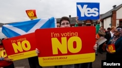Opposing supporters wait for the leader of Britain's opposition Labour Party, Ed Miliband, during a campaign visit, ahead of the forthcoming Scottish vote for independence from the United Kingdom, in East Kilbride, Scotland, Sept. 4, 2014. 