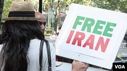 Decenas de personas se reunieron frente a la sede de la ONU para exigir la salida del presidente de Irán, Mahmud Ahmadinejad, a quien acusan de criminal.