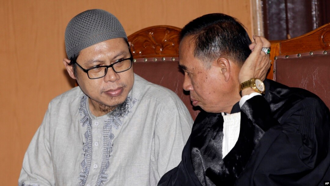 Zainal Anshori (kiri), perwakilan dari JAD, didampingi oleh pengacaranya, mengikuti sidang vonis terhadap JAD di Pengadilan Negeri Jakarta Selatan, Selasa (31/7).