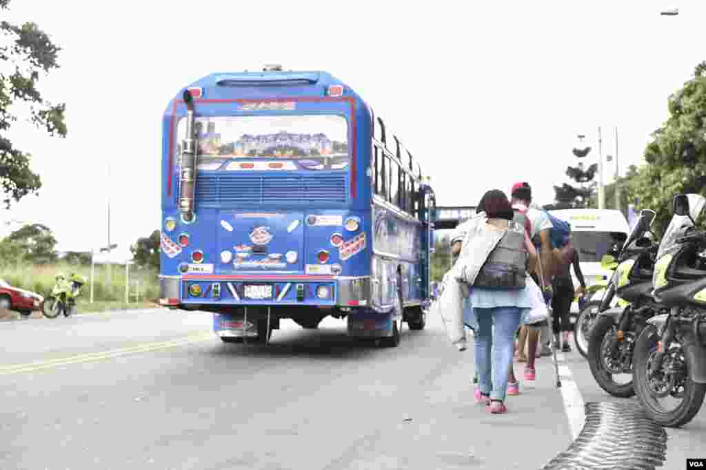 Cruzan a Cúcuta, Colombia, a pie, con el sol castigándolos, para luego escalar altas montañas bajo temperaturas frías, lluvias torrenciales y caminos sinuosos. (Foto: Diego Huertas)