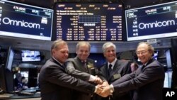 Finansijski direktor i predsednik Omnikom grupe, Rendal Vajsenburger i Džon Ren sa predsednikom Publicis Grupe Morisom Levijem i finansijskim direktorom Žan-Mišel Etjenom, u njujorškoj berzi 29. jula 2013.