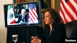 El presidente de Mexico, Andrés Manuel López Obrador, y la vicepresidenta de EE. UU., Kamala Harris, conversan por teléfono el viernes 7 de mayo de 2021 sobre el tema inmigratorio.