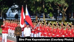 Presiden Filipina Rodrigo Duterte berjalan bersama Presiden Jokowi memeriksa pasukan penghormatan tamu kenegaraan, di halaman Istana Merdeka, 9 September 2016. (Foto: Biro Pers Kepresidenan) 