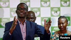 Ezra Chiloba, directeur exécutif de la Commission électorale (IEBC), avant-plan, donne un discours à Nairobi, Kenya, 6 juillet 2017.